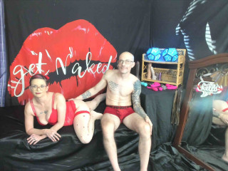 MidwestCouple - [Wir kommen aus dem Mittleren Westen.

(Weiblich) ? PetiteXrotic

[Alter: 39 Jahre]

[Größe: 1,50 m]

[Gewicht: 53 kg]

[Brustumfang: 36C]

[Figur: Zierlich, überbewegliche Gelenke, viele sichtbare Tattoos, einige Piercings, Brille & Raucherin]

~*~*~*~*~*~*~*~*~*~

{Männlich:}

[Alter: 45 Jahre]

[sehr sexy]